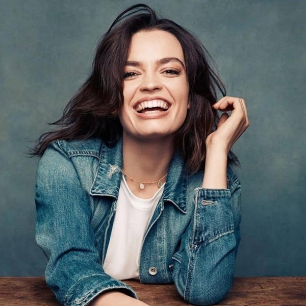 Diễn viên phim Sex Education gợi cảm ở tuổi 30, làn da trắng mịn không tì vết - 3