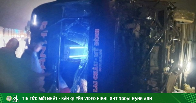 Ô tô khách chở 12 người lật nghiêng trên cao tốc Nội Bài - Lào Cai