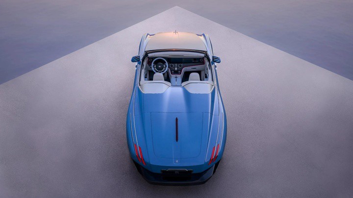 Khoang nội thất hai chỗ ngồi được chế tác thủ công bằng những vật liệu xa xỉ như len cashmere và gỗ quý.