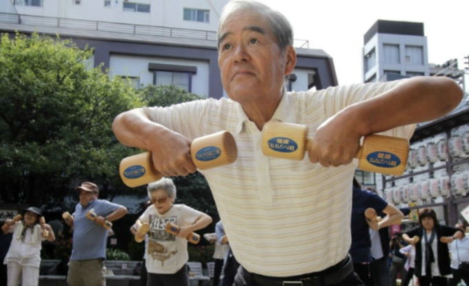 Người Nhật có tinh thần tập thể dục thể thao cao. Ảnh: CNN