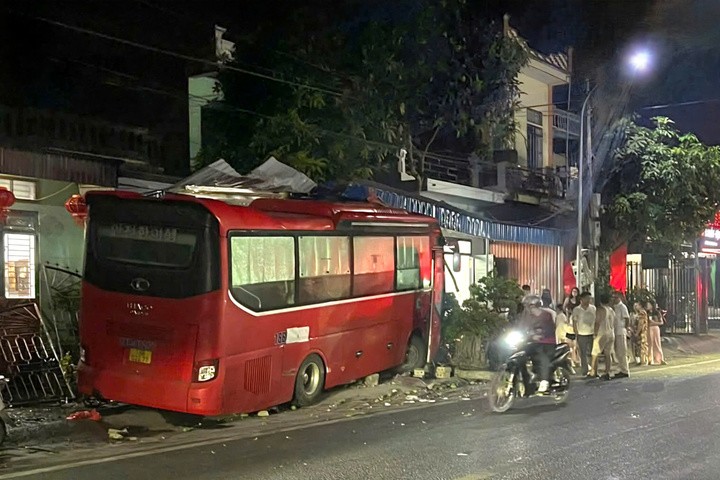 Xe khách đâm vào một nhà dân ven đường ở Ninh Bình.