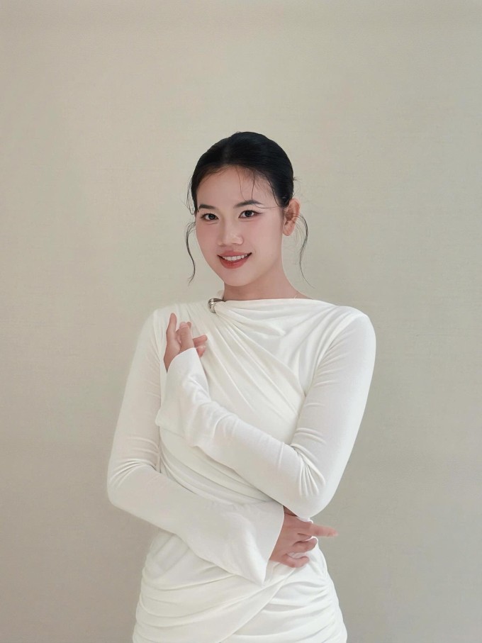 Thay đổi phong cách ăn mặc nữ tính, đầu tư trang điểm, làm tóc, 'kình ngư' Ánh Viên được khen thăng hạng nhan sắc.