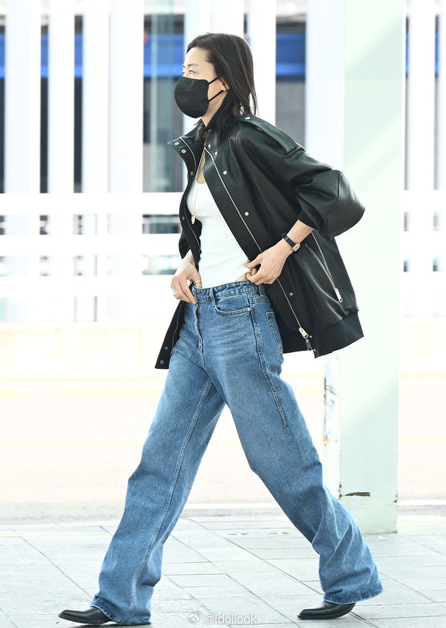 Jeon Ji Hyun mặc trễ nải, khoe dáng sexy tuổi 45 - 5