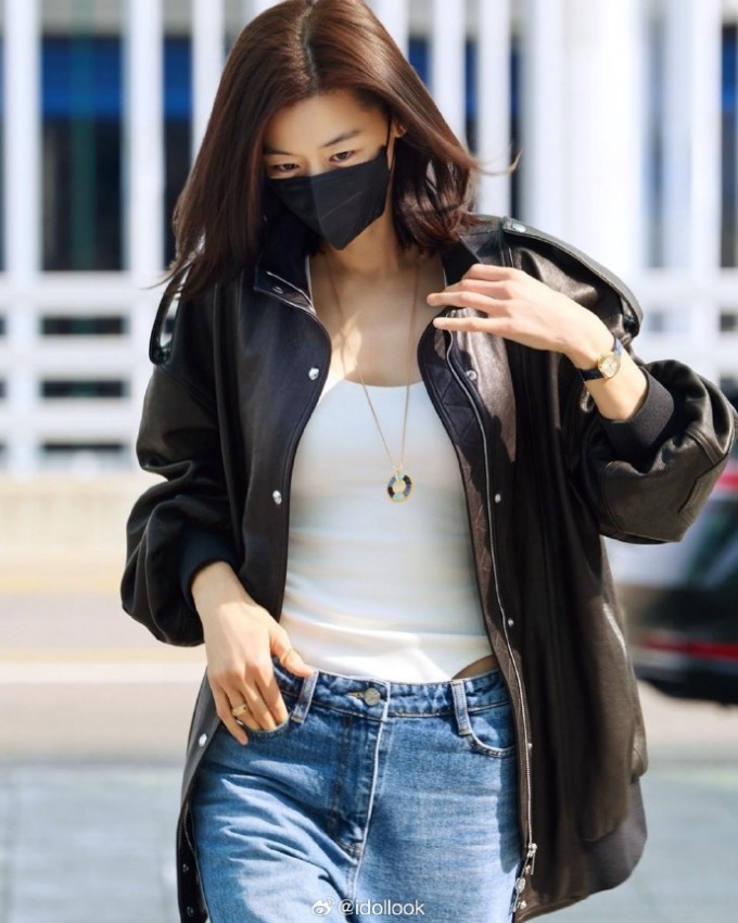 Jeon Ji Hyun mặc trễ nải, khoe dáng sexy tuổi 45 - 4