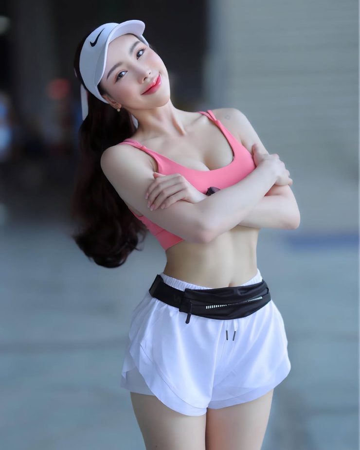 Nữ y tá có làn da trắng bóc, cuốn vải thô thành bikini để thi tài giải chạy nội y - 9