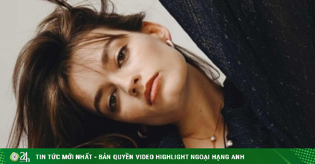 Diễn viên phim Sex Education gợi cảm ở tuổi 30, làn da trắng mịn không tì vết