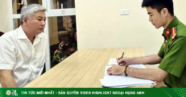 Tạm giữ người đàn ông lái Mercedes chặn ô tô, đánh tài xế sau va chạm ở Hà Nội