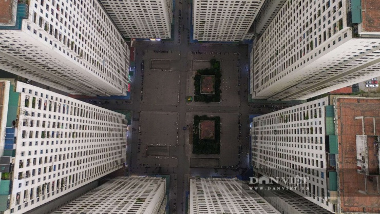 Theo kết luận thanh tra của Thanh tra TP Hà Nội, dự án tổ hợp chung cư HH Linh Đàm chỉ được phép xây dựng 27 tầng, nhưng chủ đầu tư đã xây dựng tới 36 tầng với các tòa HH4 và 41 tầng đối với các tòa HH1, HH2, HH3, vượt tới 9-14 tầng so với quy hoạch được phê duyệt.