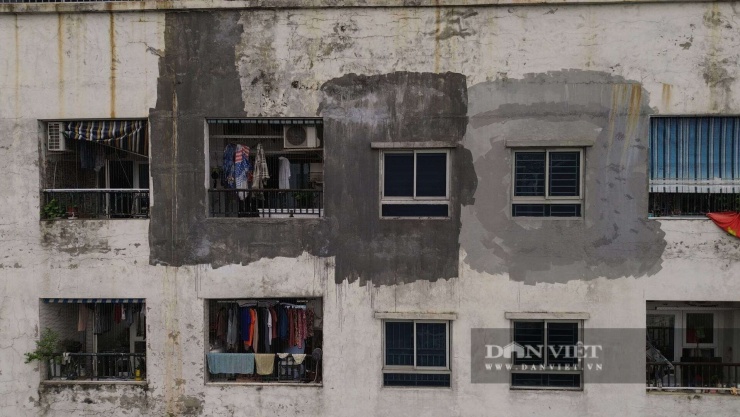 Đi vào hoạt động được hơn 10 năm, tổ hợp chung cư đông đúc nhất Thủ đô nay đang bộc lộ sự xuống cấp toàn diện, từ diện mạo bên ngoài đến hệ thống tiện ích bên trong.