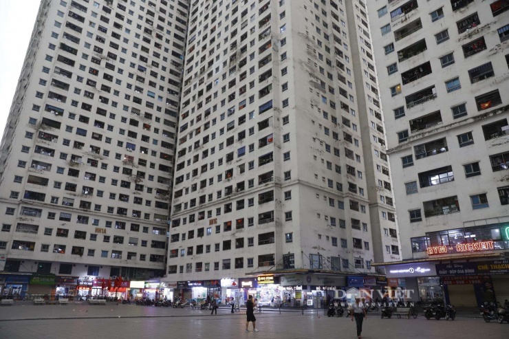 Sự xuống cấp trầm trọng của hạ tầng, kết hợp với việc không có sổ hồng, đã đẩy hàng vạn cư dân HH Linh Đàm vào tình thế tiến thoái lưỡng nan. Nhà ngày một cũ nát, chất lượng sống đi xuống, nhưng muốn bán để chuyển đi nơi khác cũng trầy trật vì vướng mắc pháp lý khiến giá trị căn hộ bị ép giá thê thảm, khó tìm người mua.