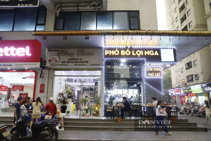 Những ngày gần đây, nhiều cư dân khu chung cư HH Linh Đàm (phường Hoàng Liệt, Hà Nội) nhận được phiếu khảo sát liên quan đến phương án xử lý với hai lựa chọn chính là trả lại căn hộ để nhận lại tiền hoặc đổi sang căn hộ tương đương tại dự án Thanh Hà. Tuy nhiên, phần lớn cư dân không đồng tình với các phương án này. Nhiều ý kiến mong muốn quyền lợi chính đáng được bảo đảm thông qua việc cấp sổ hồng.