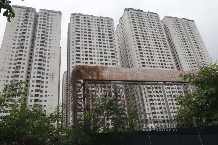 Theo UBND phường Hoàng Liệt, trong quá trình thực hiện dự án, việc chủ đầu tư tự ý điều chỉnh tăng hệ số sử dụng đất, chiều cao tầng và chuyển đổi công năng từ văn phòng sang căn hộ lưu trú mật độ cao đã phá vỡ Quy hoạch chi tiết 1/500. Những sai phạm này không chỉ gây hệ lụy về hạ tầng mà còn không đảm bảo Quy chuẩn kỹ thuật quốc gia về an toàn công trình và phòng cháy, chữa cháy, trực tiếp dẫn đến việc ách tắc thủ tục cấp Giấy chứng nhận cho người mua nhà.