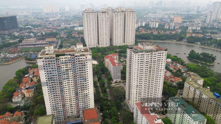 Cũng tại bán đảo Linh Đàm, người dân mua căn hộ tại các tòa VP3, VP5 cũng bất ngờ nhận được "phiếu thu thập thông tin", lấy ý kiến về phương án xử lý sai phạm của chủ đầu tư.