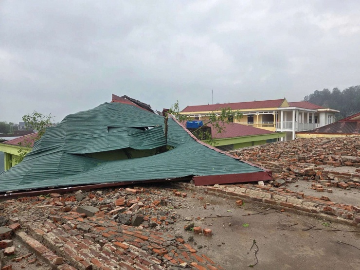 Một số khu vực khác xảy ra mưa lớn kèm thao gió lốc. Ảnh người dân cung cấp.