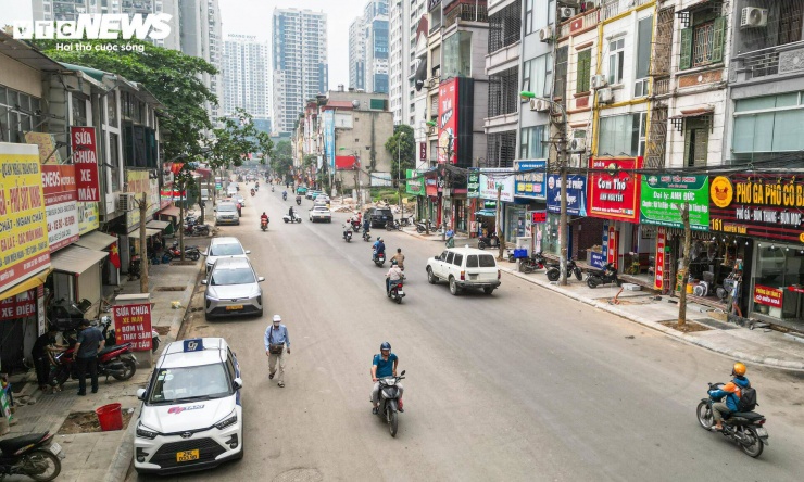 Theo quy hoạch, tuyến đường sau khi hoàn thành sẽ có mặt cắt ngang 21m, trong đó lòng đường rộng 15m, vỉa hè hai bên mỗi bên 3m. Tuy nhiên, quá trình triển khai kéo dài nhiều năm do vướng mắc trong công tác giải phóng mặt bằng. Một số hộ dân chưa đồng thuận, phát sinh khiếu nại, buộc chính quyền địa phương phải nhiều lần tổ chức đối thoại để tháo gỡ. Đến cuối năm 2024, phần lớn diện tích đã được bàn giao, tạo điều kiện để dự án bước vào giai đoạn thi công.