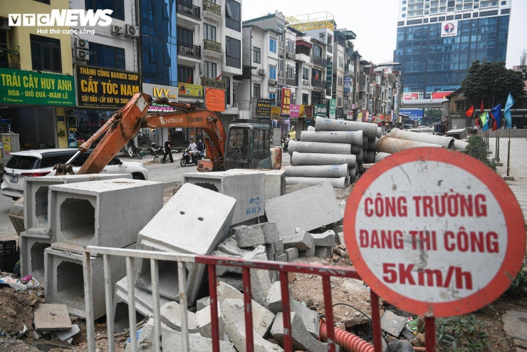 Dù vậy, theo chia sẻ của người dân sinh sống tại khu vực này, phải đến những tháng cuối năm 2025, công trường mới thực sự được triển khai đồng loạt.
