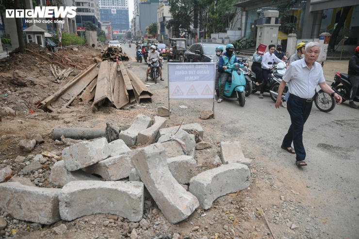 Đầu năm 2026, lãnh đạo UBND phường Thanh Xuân đã kiểm tra, yêu cầu các đơn vị đẩy nhanh tiến độ, hướng tới hoàn thành trước Tết Nguyên đán. Tuy nhiên, sau hơn hai tháng kể từ mốc thời gian này, công trình vẫn chưa thể về đích.