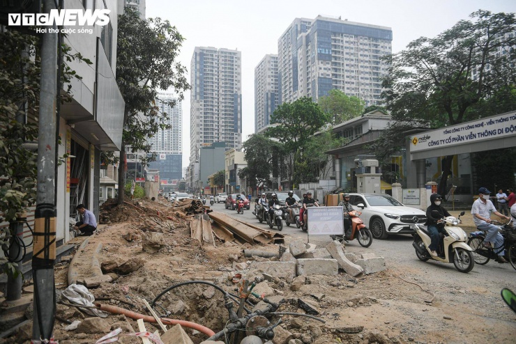 Ghi nhận của PV Báo Điện tử VTC News ngày 17/4, nhiều hạng mục trên tuyến vẫn đang thi công dở dang. Đoạn từ đường Nguyễn Trãi đến nút giao Nguyễn Huy Tưởng có máy móc, công nhân hoạt động, song tiến độ không đồng đều.