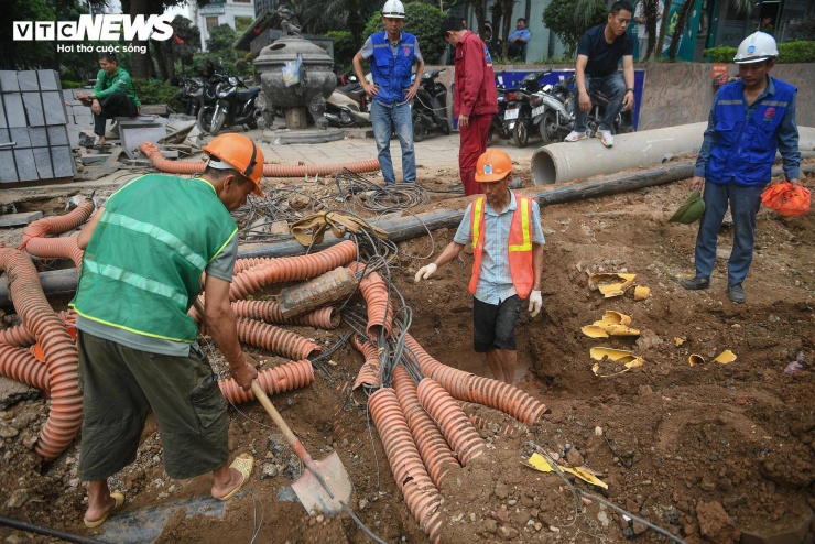 Người Hà Nội dò dẫm tìm lối đi qua công trường mở rộng đường gần 400 tỷ - 5
