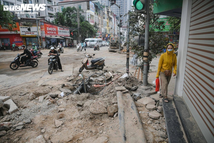 Một số vị trí được triển khai gấp rút, trong khi nhiều đoạn khác gần như chưa hoàn thiện.