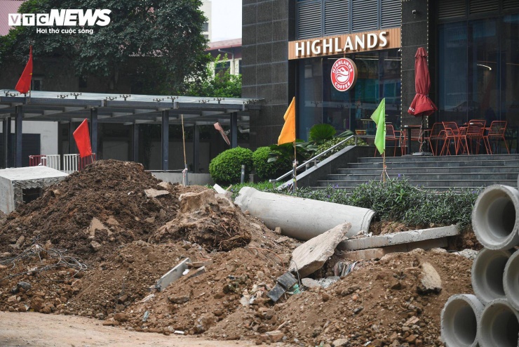 Người Hà Nội dò dẫm tìm lối đi qua công trường mở rộng đường gần 400 tỷ - 10