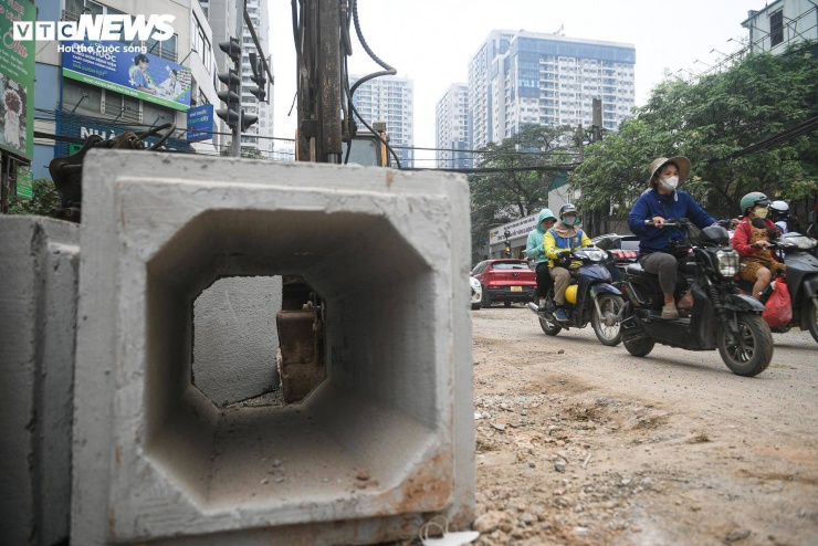 Một số khu vực chưa được che chắn kỹ, tiềm ẩn nguy cơ mất an toàn cho người tham gia giao thông.