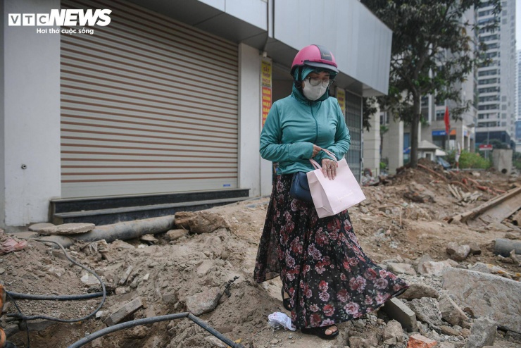 Tại khu vực đối diện số 105 Nguyễn Tuân, nhiều người đi bộ phải dò dẫm từng bước qua đoạn đường thi công ngổn ngang.