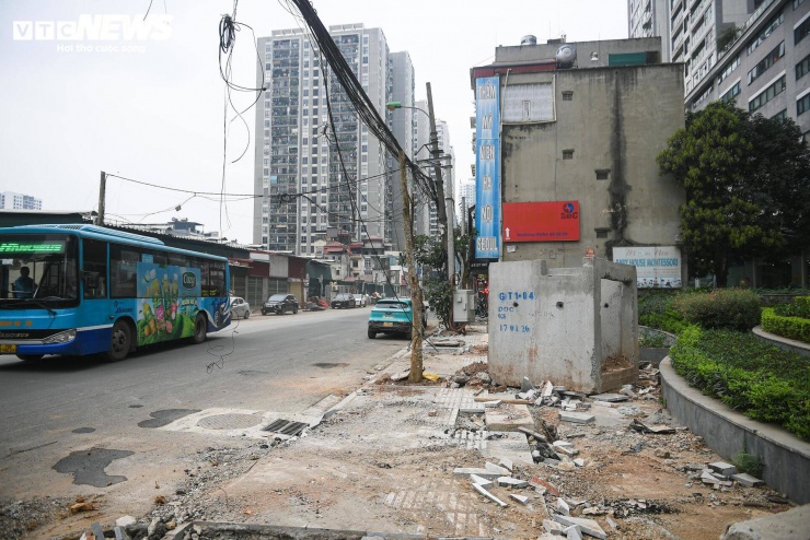 Người Hà Nội dò dẫm tìm lối đi qua công trường mở rộng đường gần 400 tỷ - 18