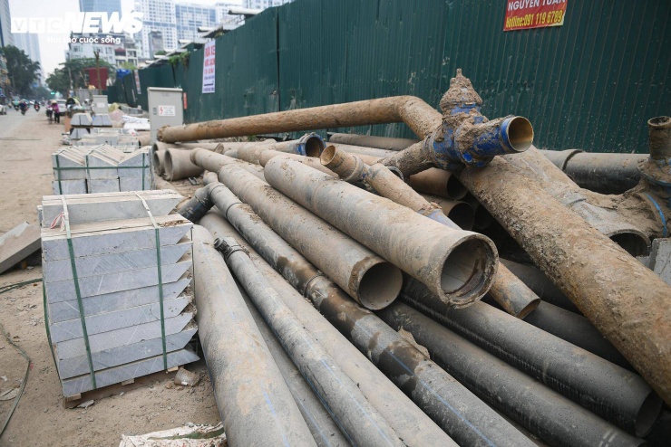 Ngoài ra, nhiều đoạn vỉa hè bị tận dụng làm nơi tập kết vật liệu, khiến không gian dành cho người đi bộ gần như không còn.