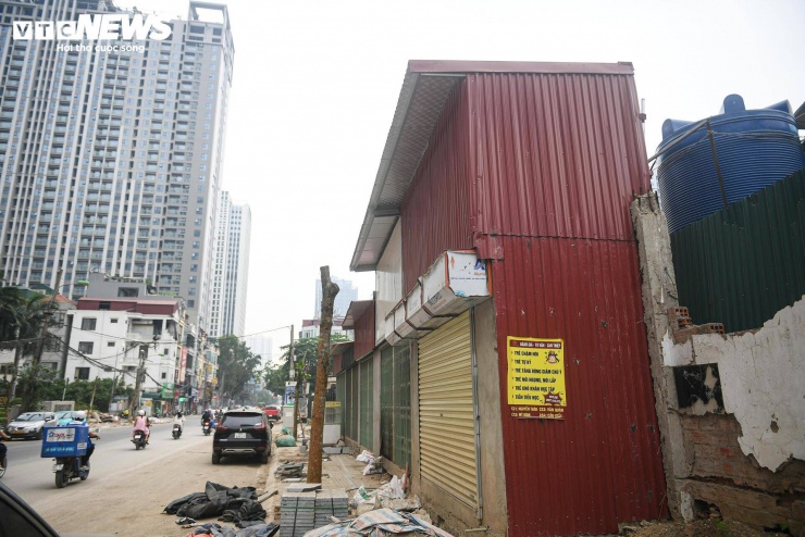 Dọc tuyến đường Nguyễn Tuân mở rộng xuất hiện hàng loạt công trình “siêu mỏng, siêu méo” với diện tích chỉ 6-8m², quây tôn, thậm chí cao 2 tầng, gây mất mỹ quan đô thị trên trục đường mới mở rộng.