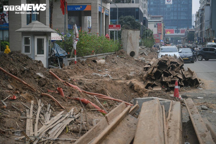 Tuy nhiên, trong giai đoạn thi công kéo dài, người dân mong muốn các đơn vị liên quan sớm hoàn thiện các hạng mục, đồng thời tăng cường biện pháp đảm bảo an toàn, bố trí lối đi tạm hợp lý để hạn chế ảnh hưởng đến sinh hoạt và việc đi lại hằng ngày.