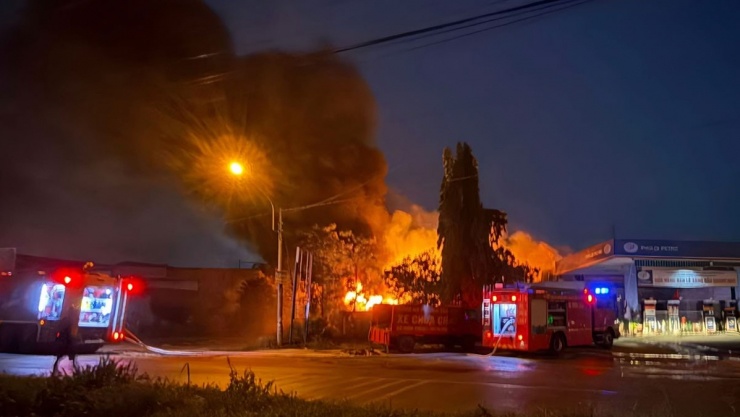 Lực lượng chữa cháy có mặt tại hiện trường 