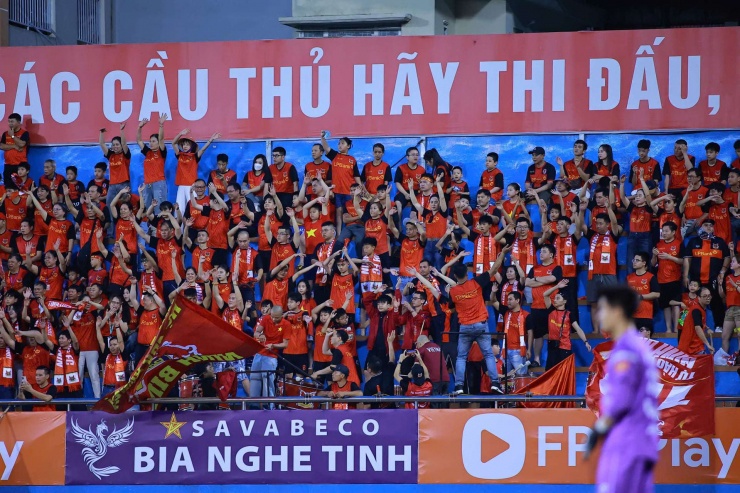Khán đài SVĐ Ninh Bình ngày 18/4, vòng 19 V.League 2025/2026. Ảnh: NB