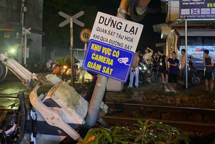 Ô tô bị tàu hoả tông ở Hà Nội, nam tài xế hoảng loạn bỏ xe tháo chạy - 2