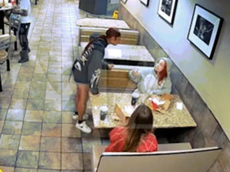 Nữ ca sĩ 26 tuổi bị fan tấn công, tát thẳng vào mặt trong quán ăn