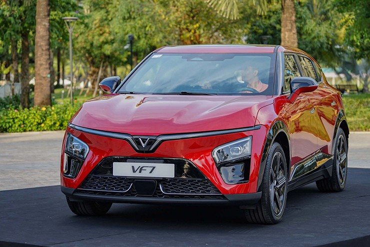 VinFast VF 7 và những yếu tố giúp mẫu xe này bùng nổ tại Việt Nam