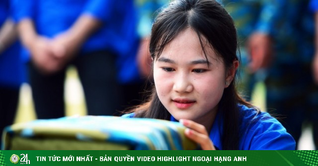 Bất ngờ nữ sinh lớp 12 trổ tài gấp chăn vuông như gạch