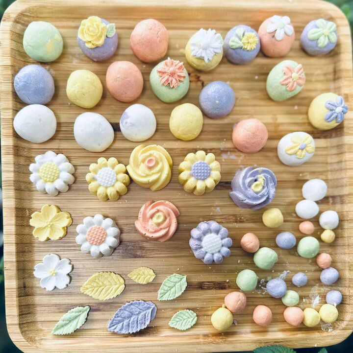 Nặn bánh trôi theo hình dáng tùy thích.