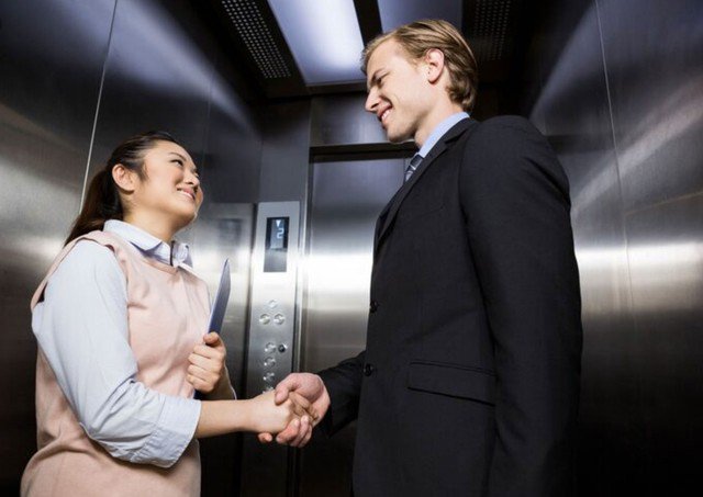 Những người có trí tuệ cảm xúc cao luôn biết cách tận dụng thời gian ngắn trong thang máy để giao tiếp khéo léo. Ảnh minh họa