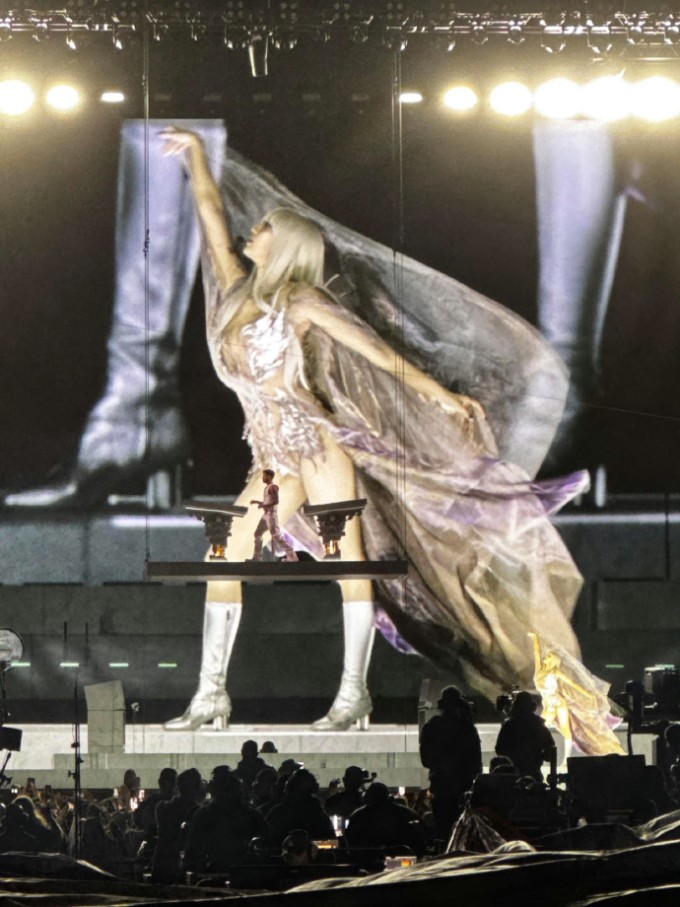 Lisa gây sốt toàn cầu khi hóa thân thiên thần robot trên sân khấu Coachella - 5