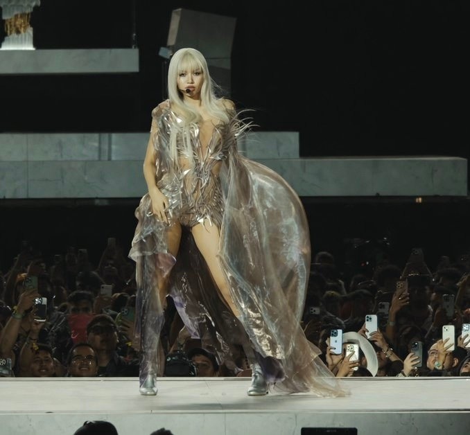 Lisa gây sốt toàn cầu khi hóa thân thiên thần robot trên sân khấu Coachella - 3