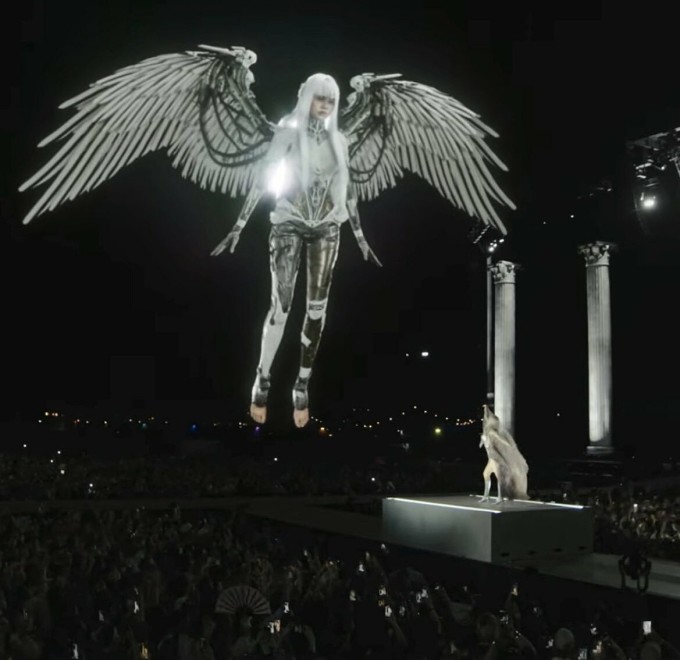 Lisa gây sốt toàn cầu khi hóa thân thiên thần robot trên sân khấu Coachella - 4