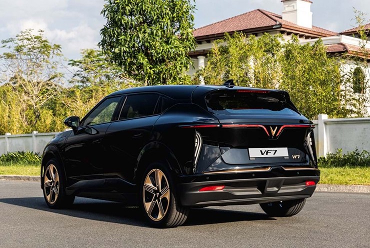 Thiết kế của xe thu h&uacute;t &aacute;nh nh&igrave;n khi di chuyển tr&ecirc;n đường phố.