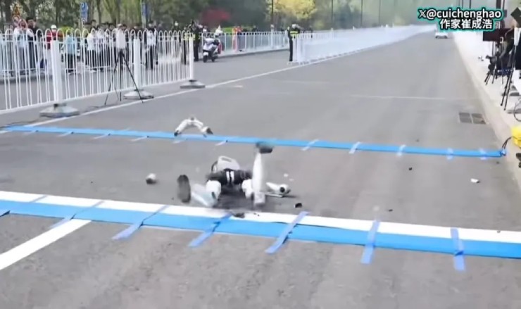 Robot vỡ vụn khi vấp ngã, đập mạnh xuống đường chạy