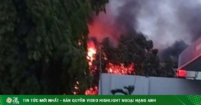 Cháy nhà kho công ty sản xuất ghế sofa sát vách cây xăng ở TP.HCM