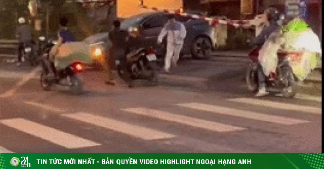 Ô tô bị tàu hoả tông ở Hà Nội, nam tài xế hoảng loạn bỏ xe tháo chạy