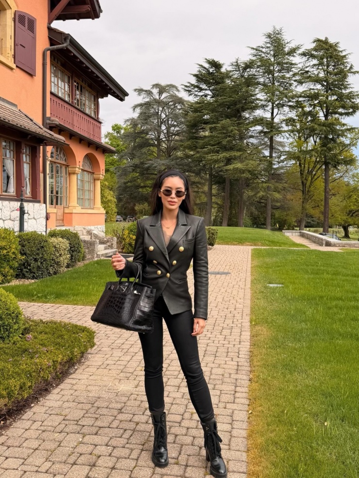 Tiên Nguyễn mix loạt đồ quý tộc với túi hơn một tỷ đồng trên phố châu Âu - 3