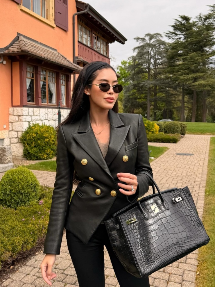 Tiên Nguyễn mix loạt đồ quý tộc với túi hơn một tỷ đồng trên phố châu Âu - 4