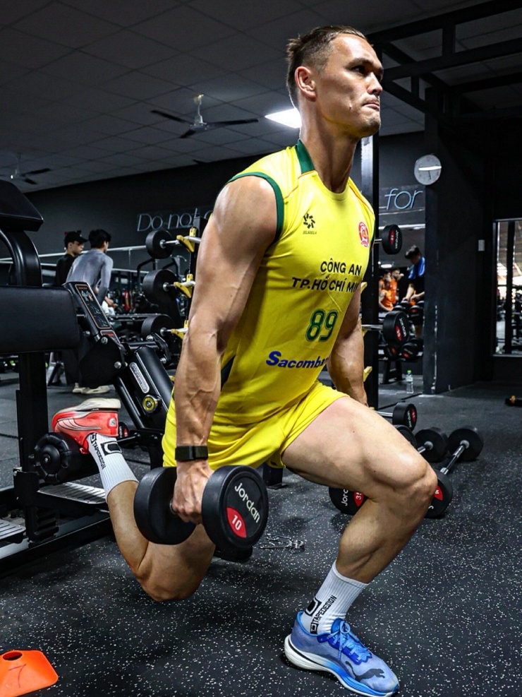 Vẻ điển trai của thủ môn lai Việt - Slovakia Patrik Lê Giang - 4