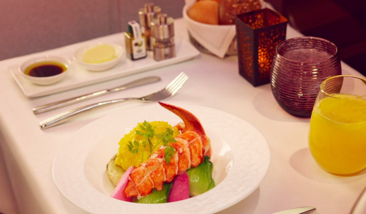 Hãng Qatar Airways phục vụ thực đơn trên máy bay lần lượt như trong nhà hàng. Ảnh QatarAirways